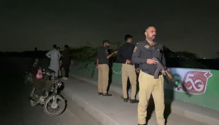 کراچی: شاہ فیصل فلائی اوور پر ڈاکوؤں کا ناکہ، کئی شہری نقدی اور فونز سے محروم