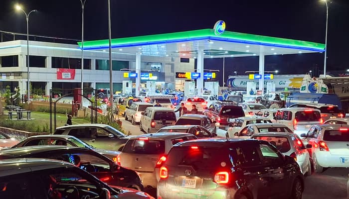 پیٹرولیم کی قیمتیں مزید بڑھ گئیں، پیٹرول 3 دن میں 22 روپے مہنگا