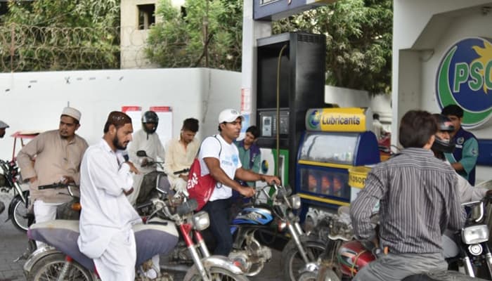 موٹر سائیکل اور 800 سی سی تک کی گاڑی والوں کو پیٹرول 100 روپے لیٹر سستا کیسے ملےگا؟