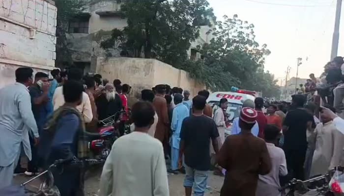 کراچی: اورنگی ٹاؤن مومن آباد میں اسکول کی خستہ حال دیوارگرنے سے 5 افراد جاں بحق