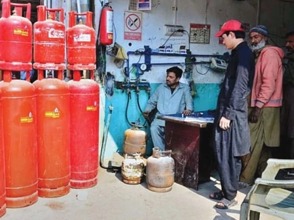 ایل پی جی کی قیمتوں میں من مانا اضافہ، کارروائی ہوئی تو قیمت 700روپے سے بڑھ سکتی ہے