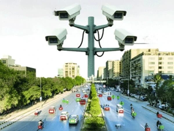کم عمر ڈرائیور کا چالان؛ کارروائی کس کے خلاف ہوگی؟