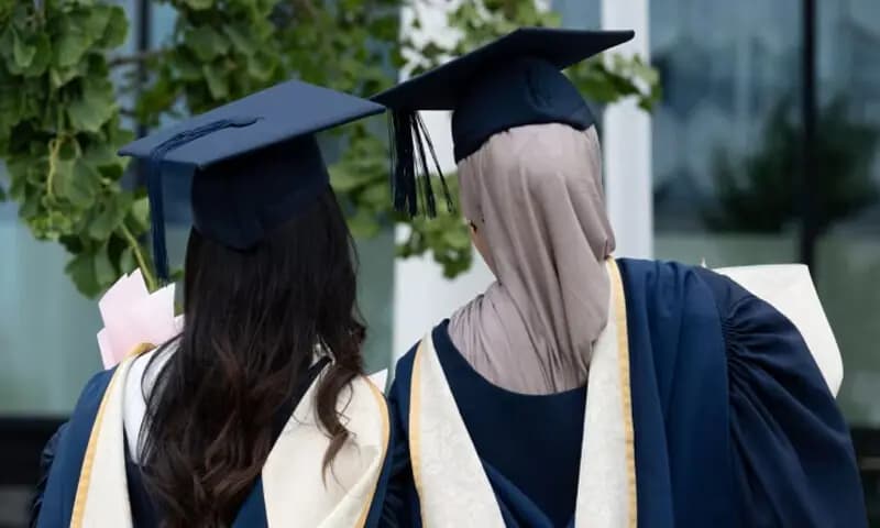 برطانوی جامعات نے پاکستانی طلبہ کے داخلے معطل، محدود کر دیے