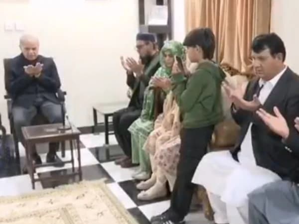 وزیرِ اعظم کی مانسہرہ میں لیفٹیننٹ کرنل شہزادہ گل فراز شہید کے گھر آمد