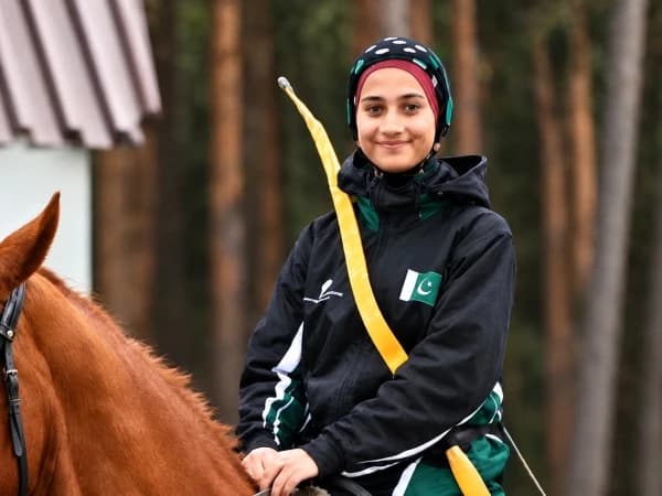 پاکستان کی کم عمر ترین آرچر عسوہ مرجان نے قومی پرچم بلند کردیا