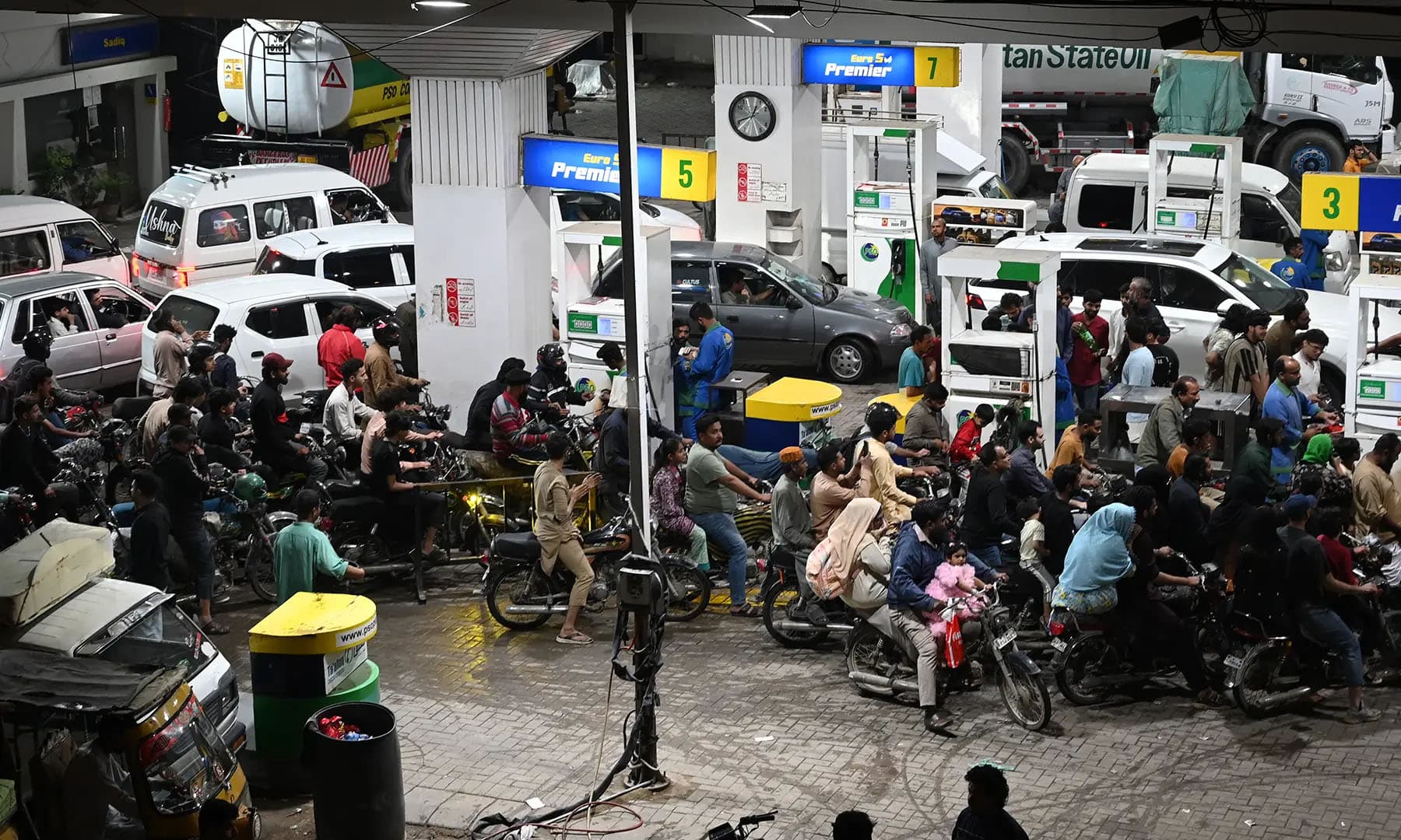 پیٹرول اور ڈیزل کی قیمتوں میں ایک بار پھر بڑا اضافہ ،ڈیزل کی فی لیٹر قیمت 400 روپے سے بھی تجاوز کرگئی