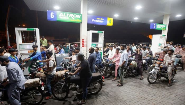 حکومت نے ایک ٹوکن پر 5 لیٹر پیٹرول کی حد ختم کردی