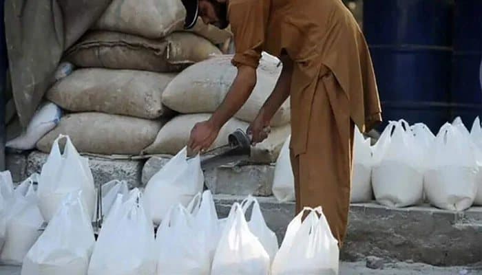 کراچی کے شہری سب سے زیادہ مہنگا آٹا خریدنے پر مجبور