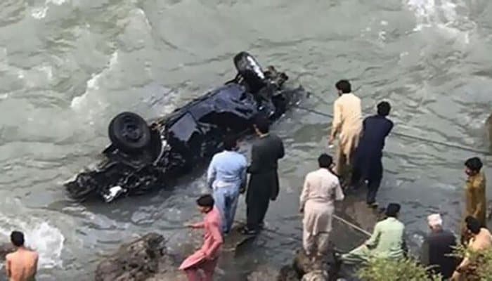 اسکول جانیوالے بچوں کی گاڑی دریائے نیلم میں جاگری، 4 بچے جاں بحق