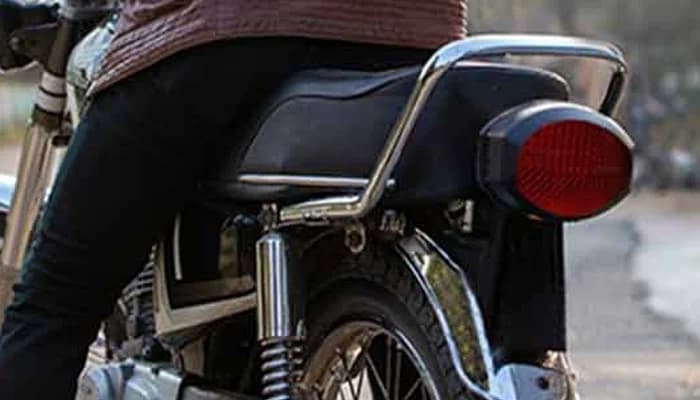 لاہور میں موٹر سائیکل سوار شخص نے سڑک پر لڑکی کو بدترین تشدد کا نشانہ بنایا