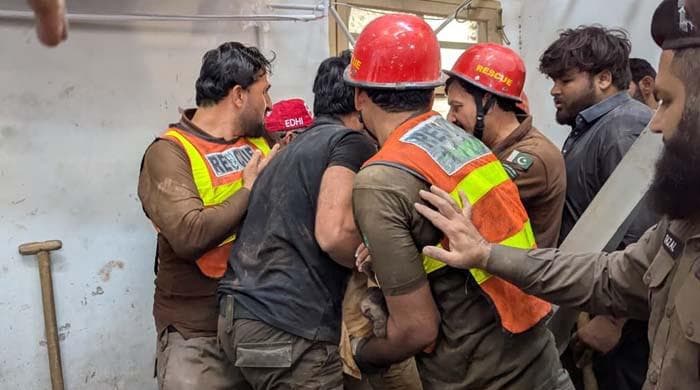 پشاور میں نجی اسکول کی چھت گرنے سے 29 بچے اور ایک خاتون ٹیچر جاں بحق