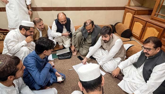 شہداء سانحہ پشاور کے لواحقین میں 2 کروڑ سے زائد کے امدادی چیک تقسیم